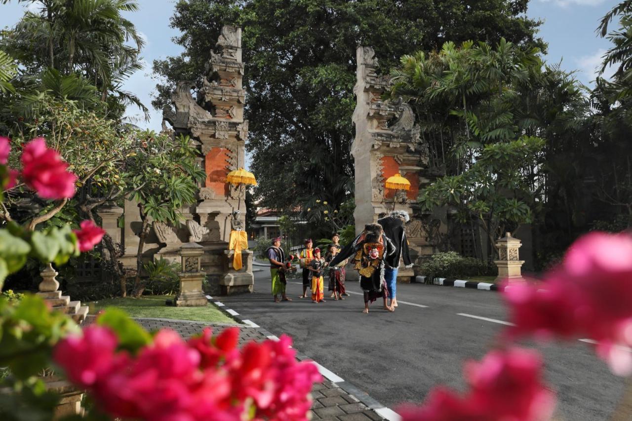 Bali Dynasty Resort Кута Екстер'єр фото The gate of Pura Lingsar