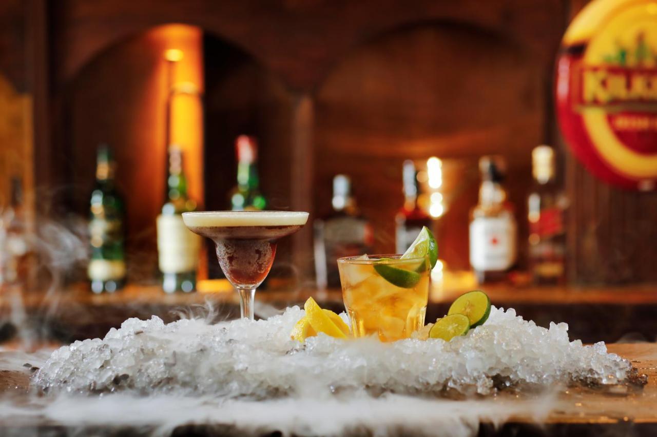 Bali Dynasty Resort Кута Екстер'єр фото Cocktails at the bar
