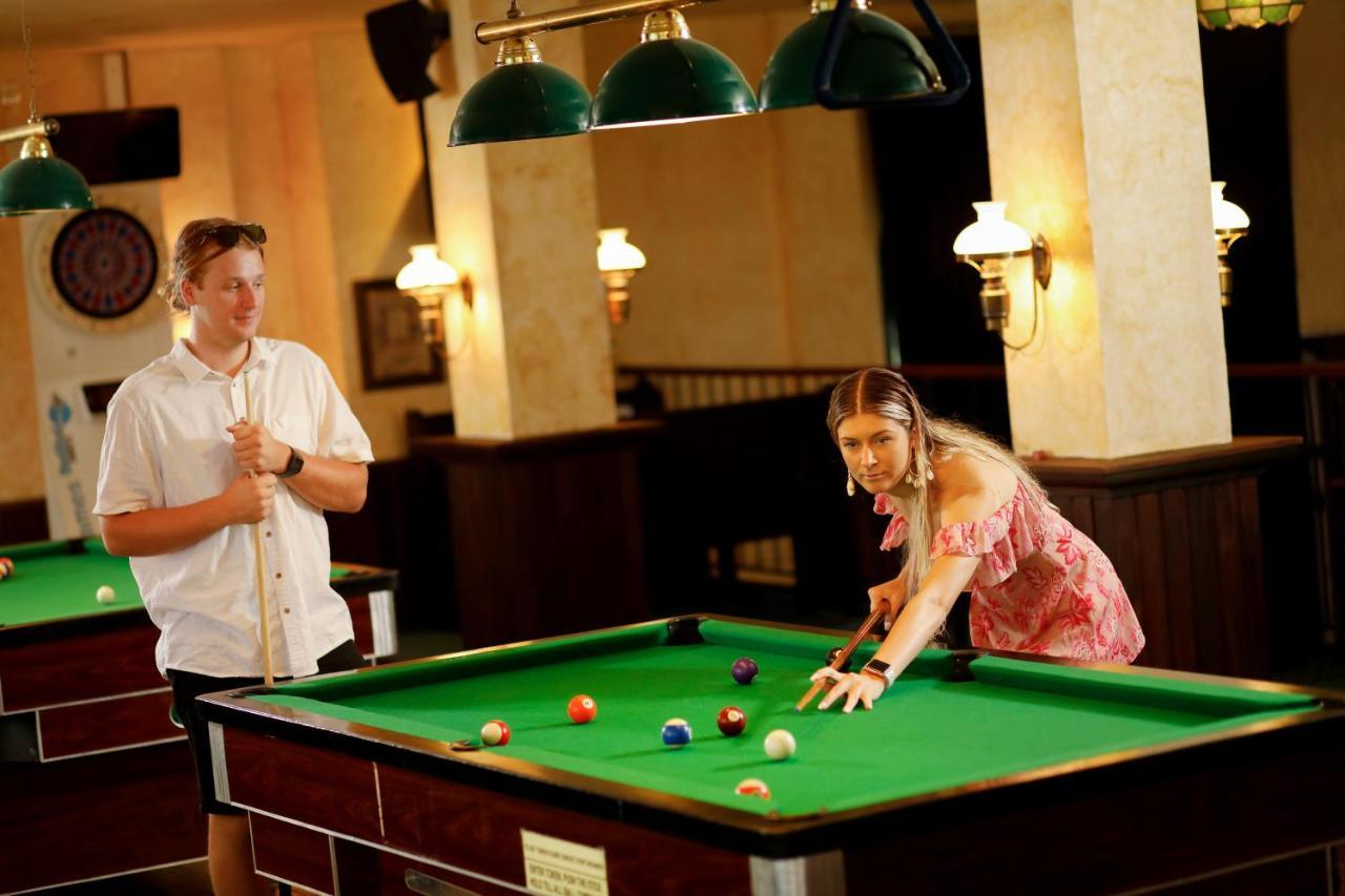 Bali Dynasty Resort Кута Екстер'єр фото A pool table