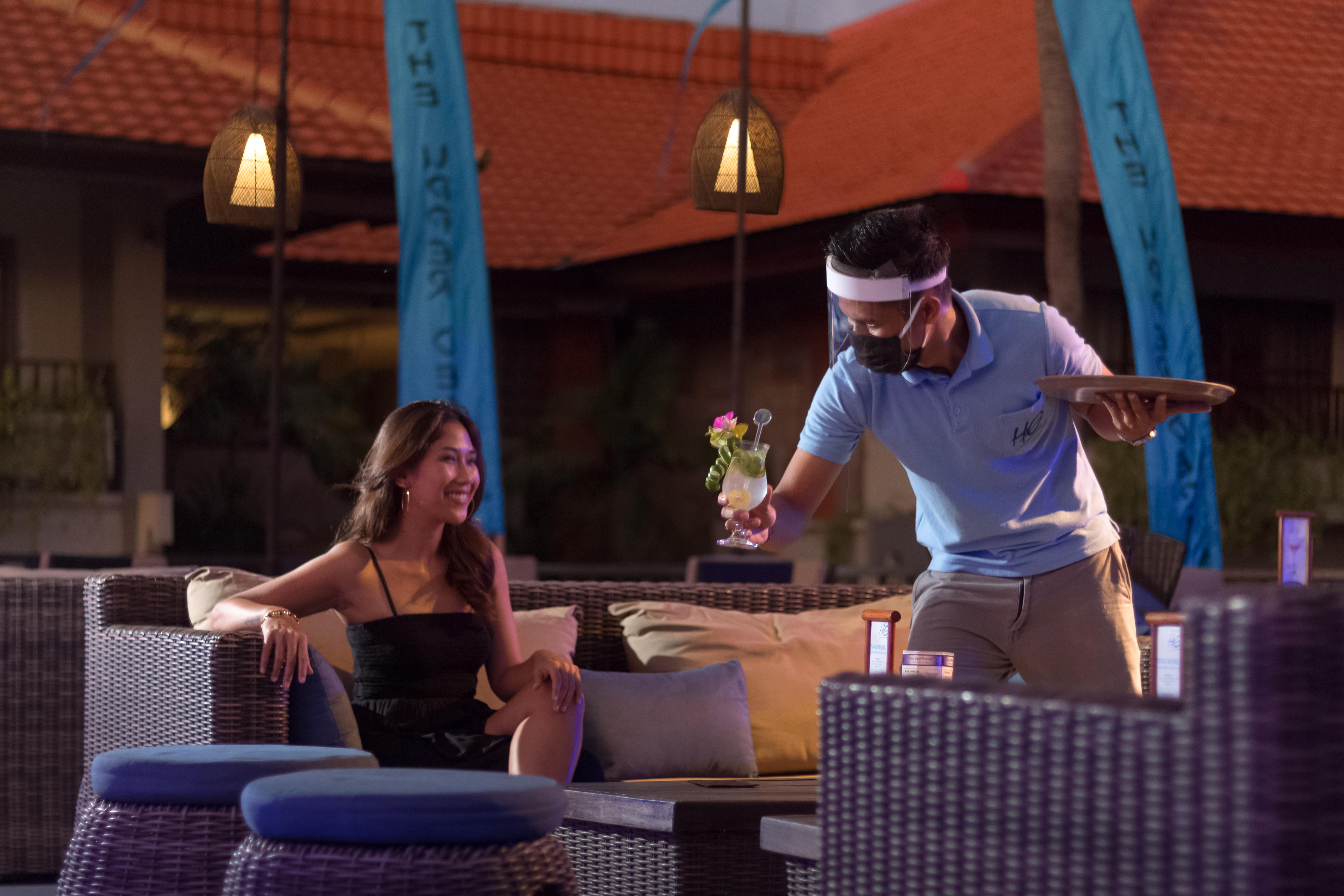 Bali Dynasty Resort Кута Екстер'єр фото A butler serving a guest at a resort