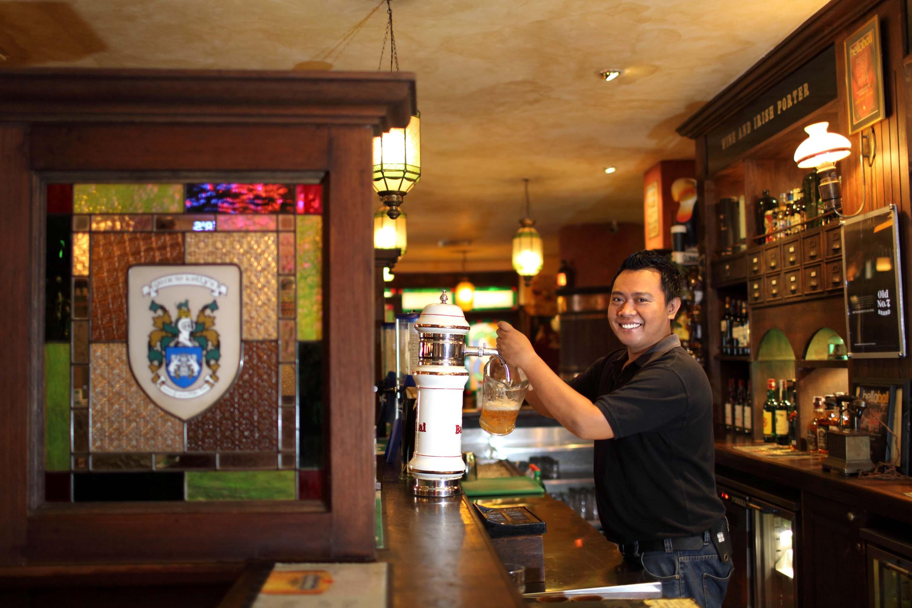 Bali Dynasty Resort Кута Екстер'єр фото A bartender at work