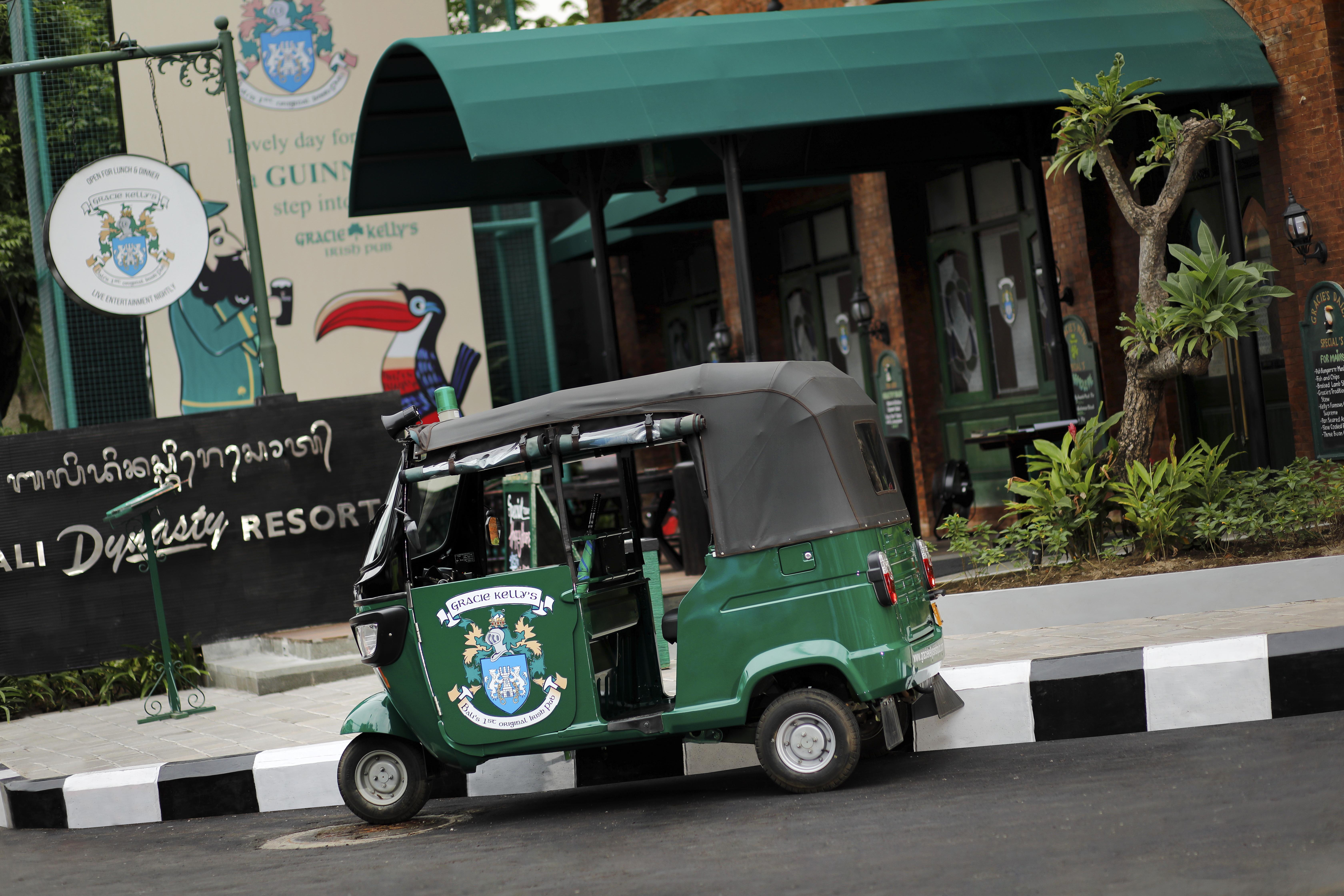 Bali Dynasty Resort Кута Екстер'єр фото A tuk-tuk in Vientiane
