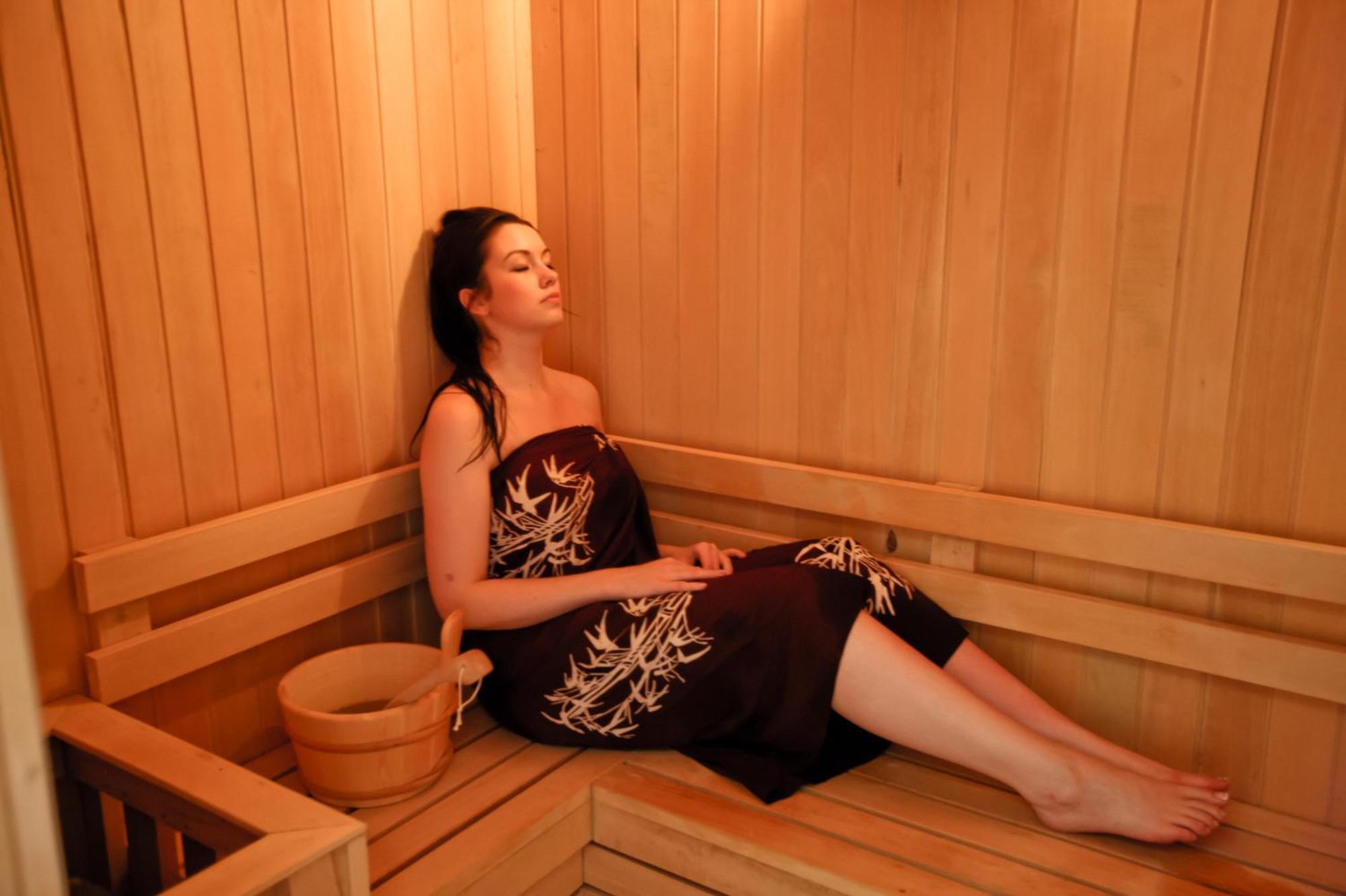 Bali Dynasty Resort Кута Екстер'єр фото A woman in a sauna