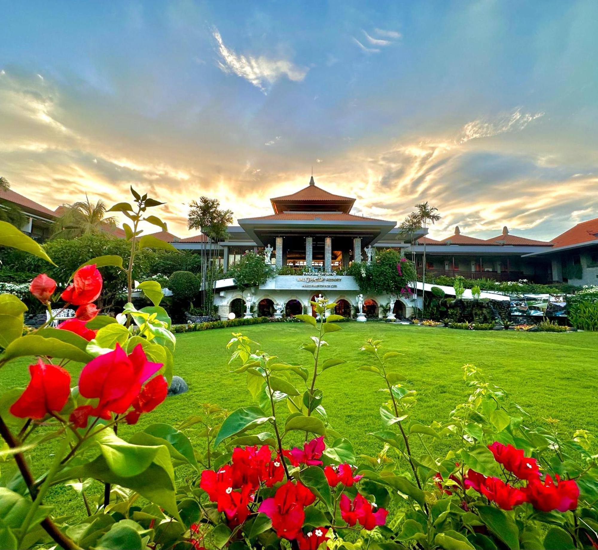 Bali Dynasty Resort Кута Екстер'єр фото The main building of the university
