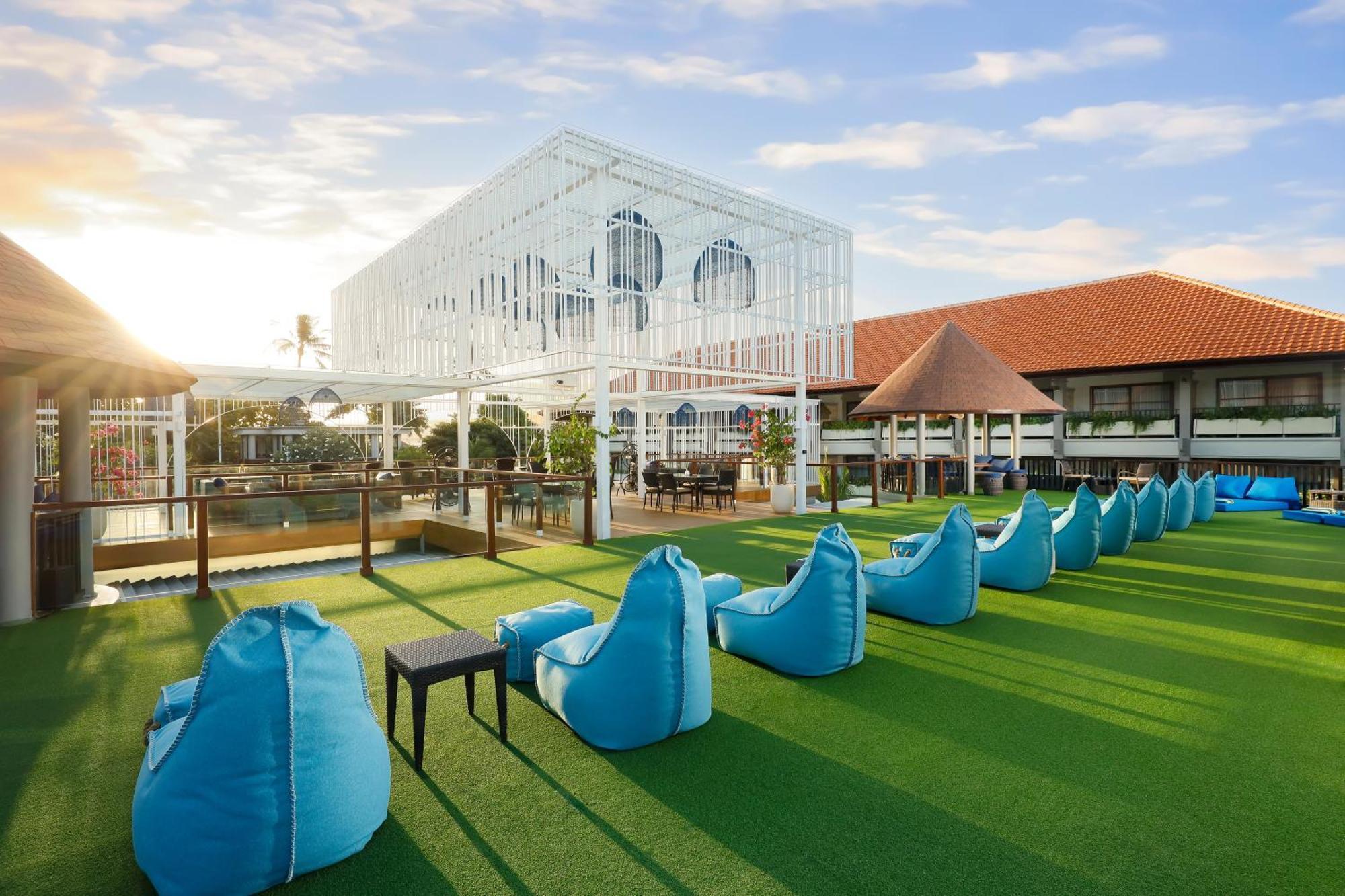 Bali Dynasty Resort Кута Екстер'єр фото The rooftop bar at the hotel